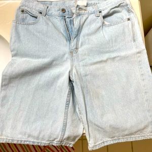 LIZ CLAIBORNE KNEE LENGTH DEMIN SHORTS. SZ 12